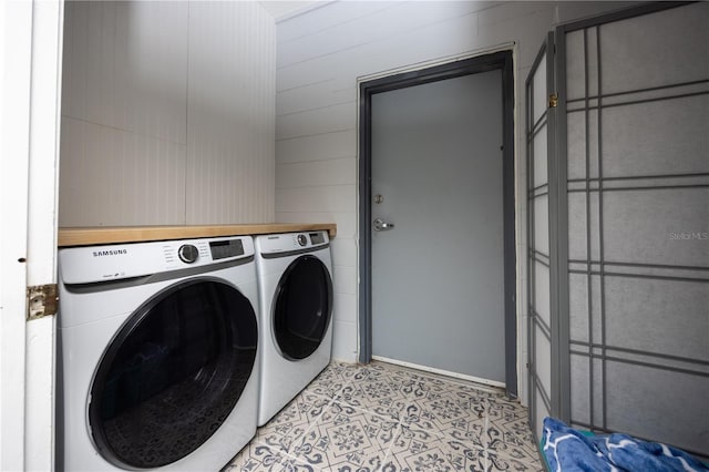 clothes washing area with laundry area and washing machine and dryer