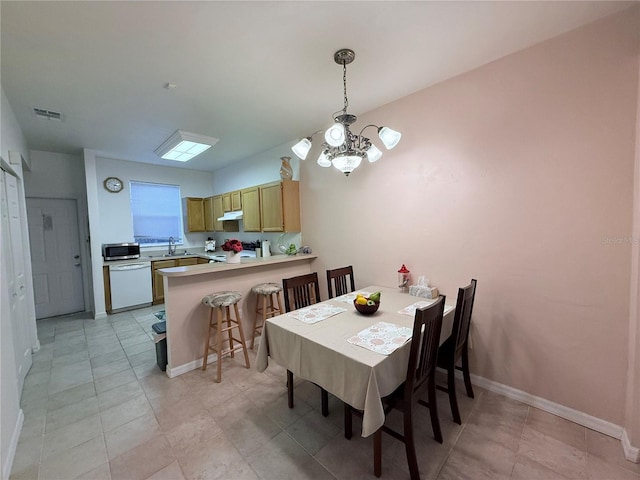 dining room featuring visible vents, baseboards, and an inviting chandelier