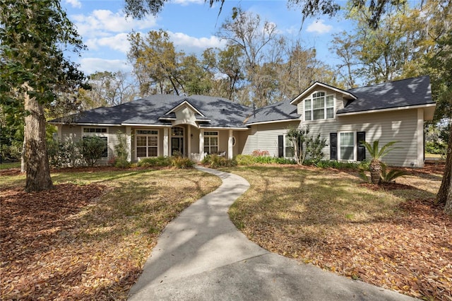 view of front of house featuring a front lawn