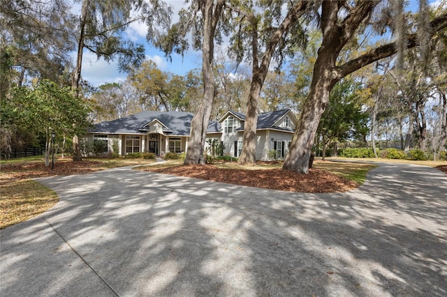 view of front facade featuring concrete driveway