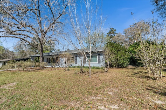 single story home with a front yard