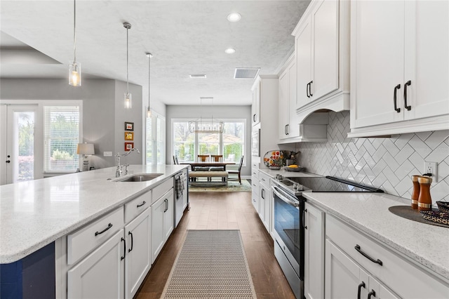 kitchen with dark wood-style floors, visible vents, a sink, appliances with stainless steel finishes, and white cabinetry