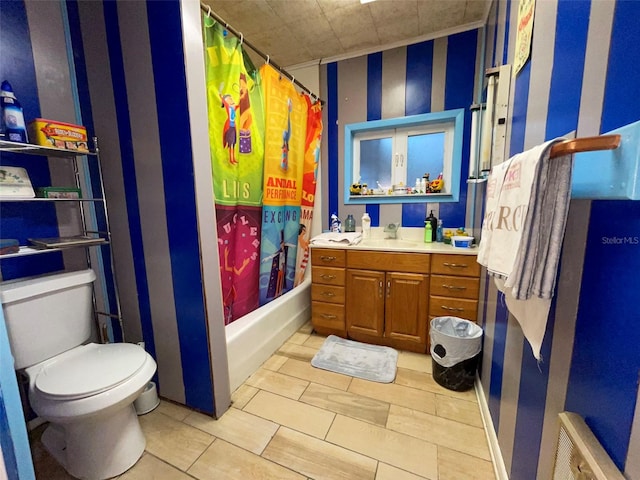 bathroom featuring shower / bathtub combination with curtain, toilet, vanity, baseboards, and wallpapered walls