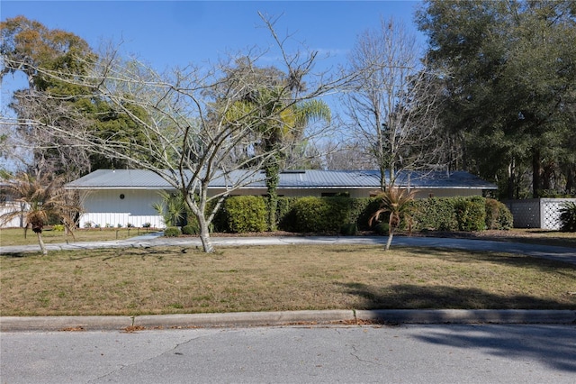 view of front facade with a front lawn