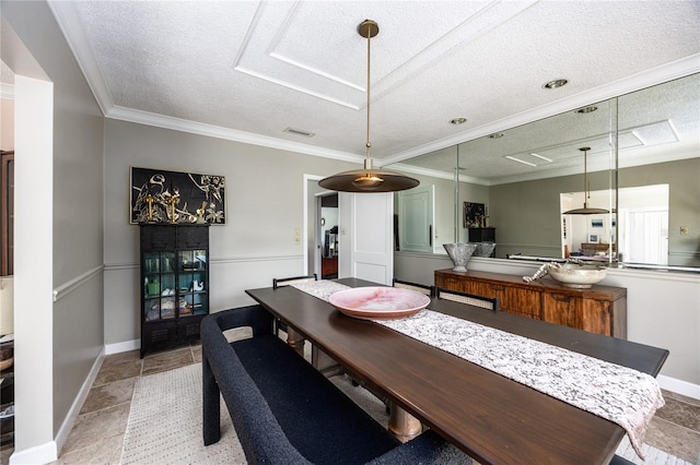 dining area featuring ornamental molding, visible vents, and baseboards