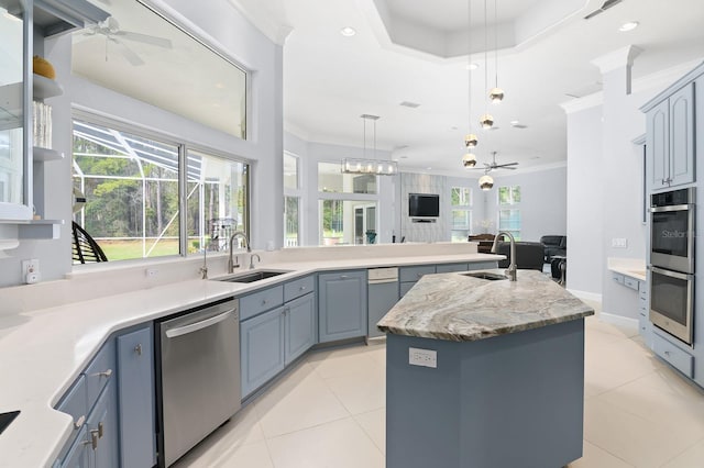 kitchen featuring appliances with stainless steel finishes, crown molding, a sink, and ceiling fan