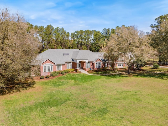 view of front of house featuring a front yard