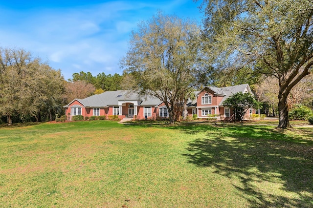 view of front of home featuring a front yard