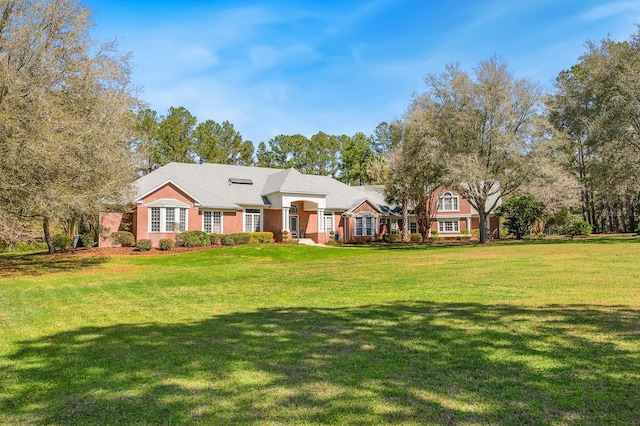 view of front of house featuring a front yard