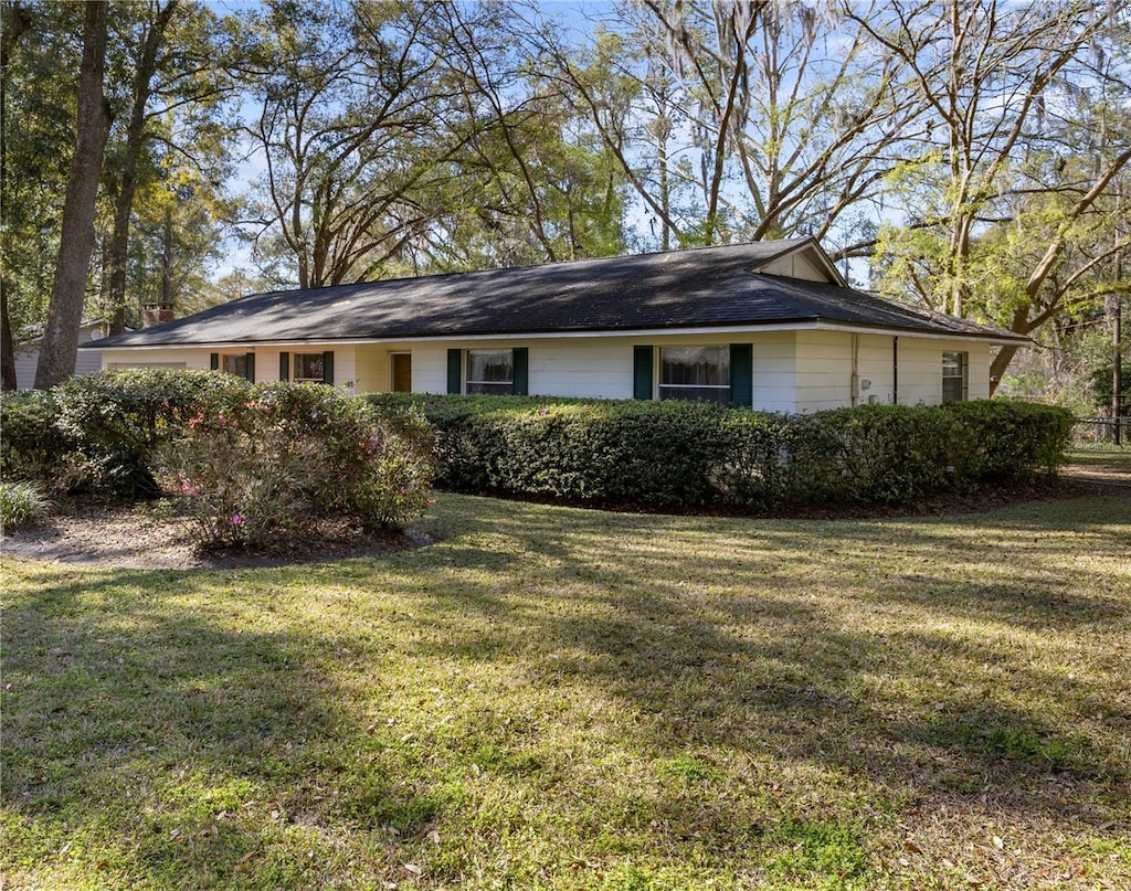 view of front of house featuring a front yard