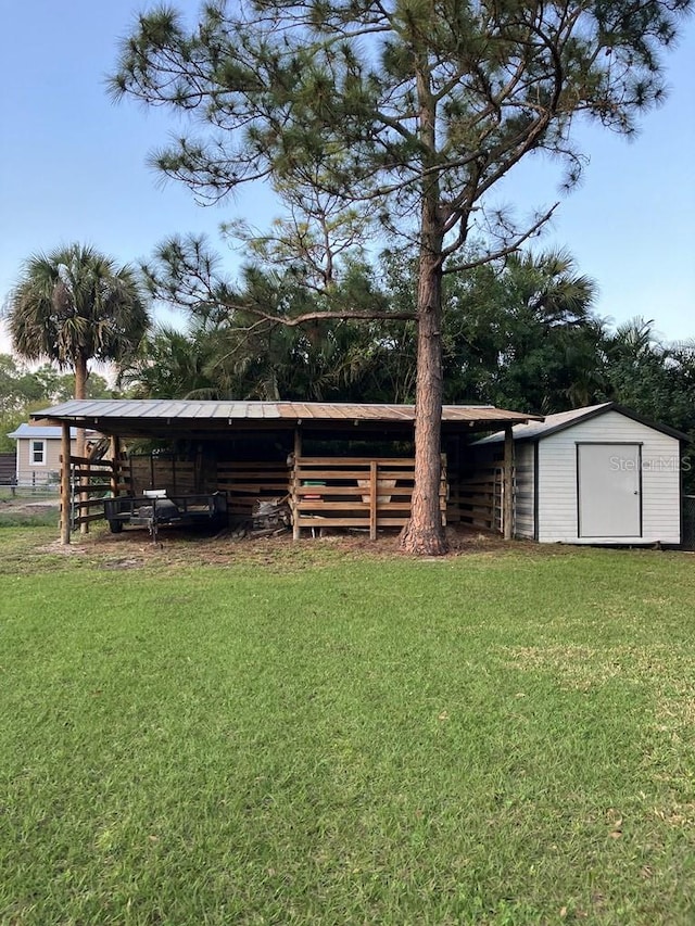 view of yard featuring an outdoor structure