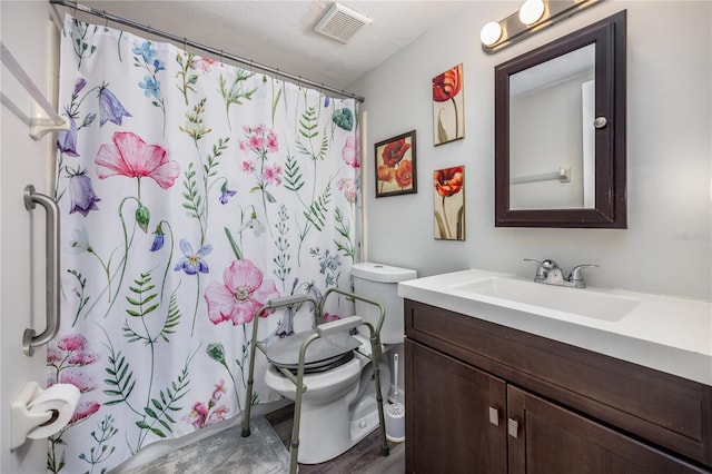 full bathroom featuring toilet, a shower with shower curtain, vanity, and visible vents