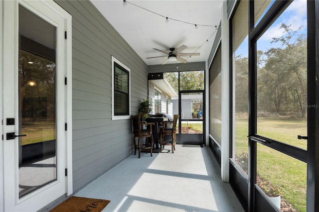 sunroom with ceiling fan