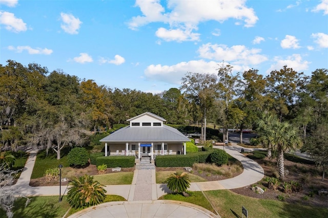 view of property's community featuring a lawn