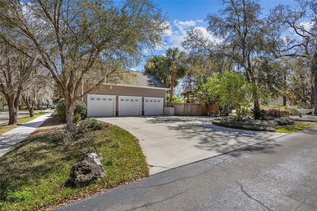 view of front of house with driveway and fence