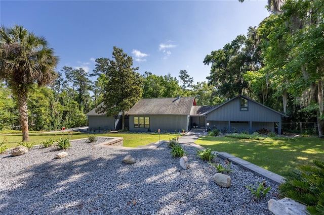 view of front of property featuring a front lawn