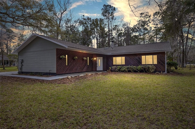 view of front of house featuring a yard