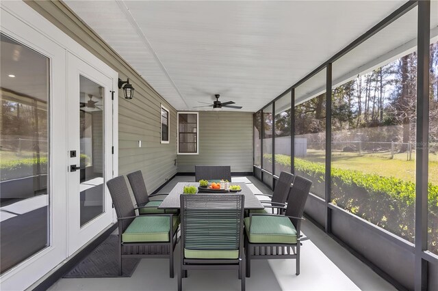 sunroom / solarium with a ceiling fan