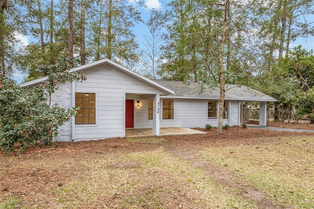 single story home featuring a front lawn