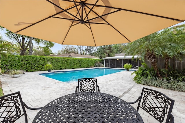 906 Crestview Dr, Auburndale, FL 33823 - view of swimming pool featuring a patio, outdoor dining area, a fenced backyard, and a sunroom