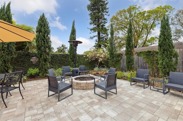 906 Crestview Dr, Auburndale, FL 33823 - fenced backyard featuring an outdoor fire pit and a patio