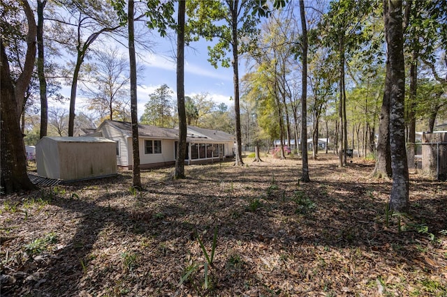 view of yard featuring an outdoor structure