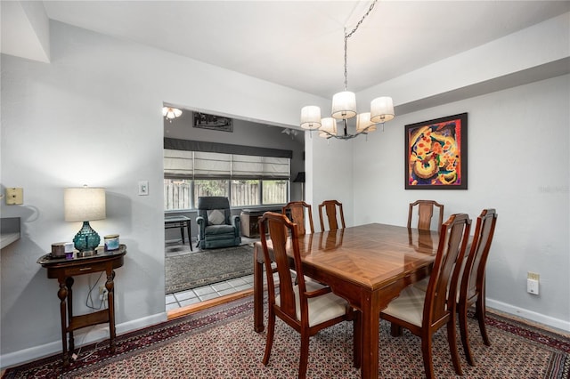 dining area with an inviting chandelier and baseboards