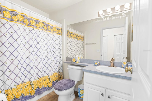 bathroom with toilet, a shower with shower curtain, and vanity