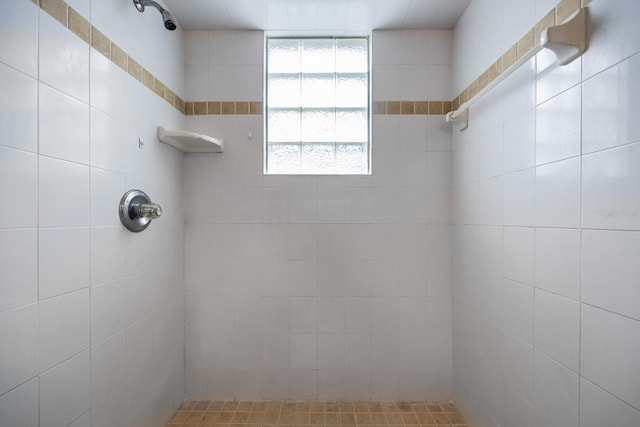 full bathroom featuring a tile shower