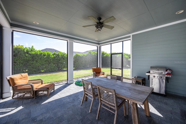 sunroom with ceiling fan