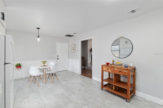 dining space featuring visible vents and baseboards