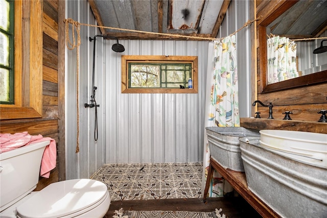 full bath with toilet, a shower with curtain, and vanity