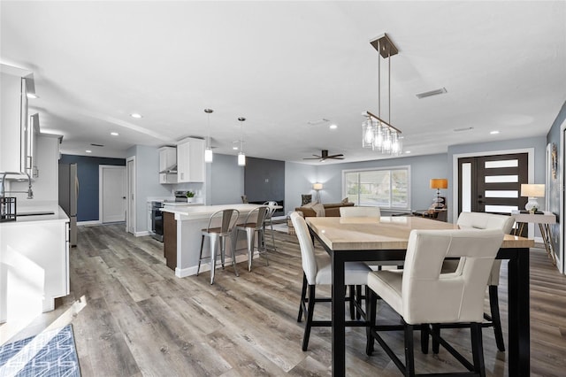 dining area featuring recessed lighting, visible vents, ceiling fan, and light wood-style flooring