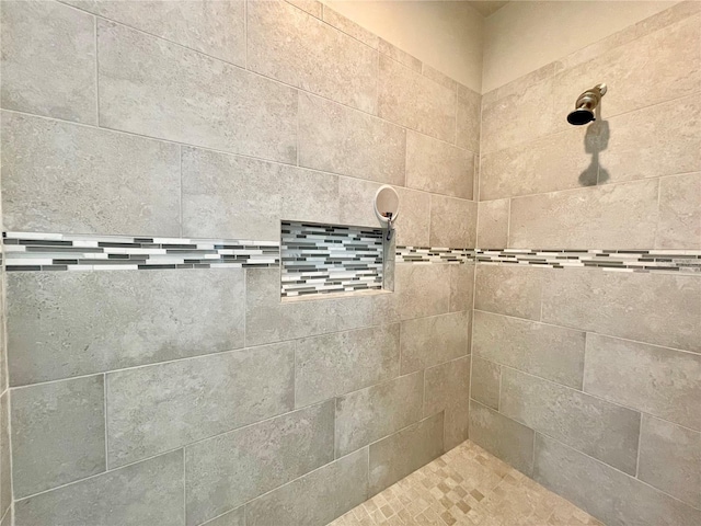 details featuring tiled shower