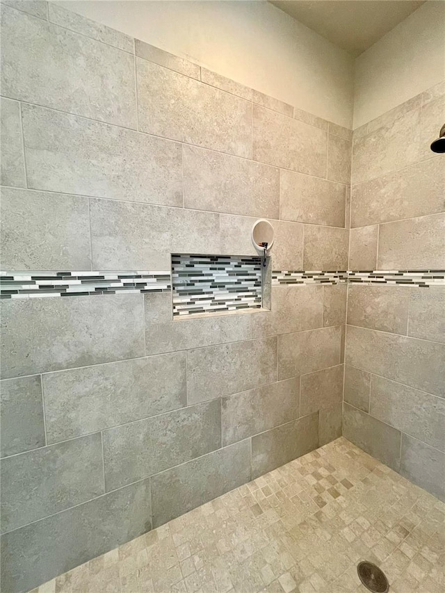 room details featuring a tile shower