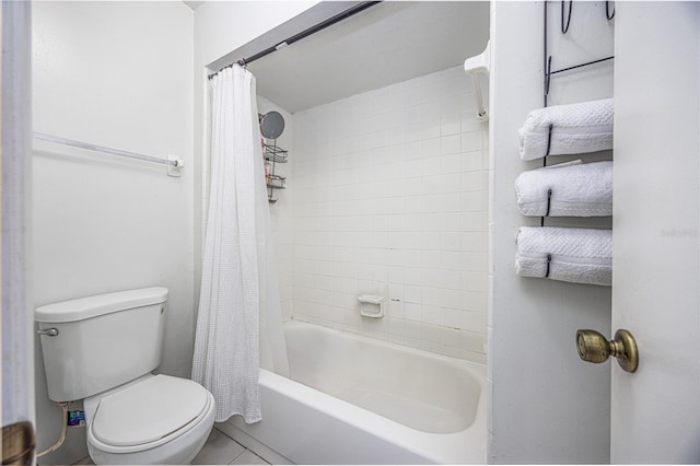 bathroom featuring toilet and shower / bath combo with shower curtain