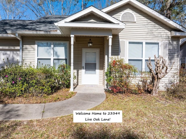 view of front of property featuring a shingled roof