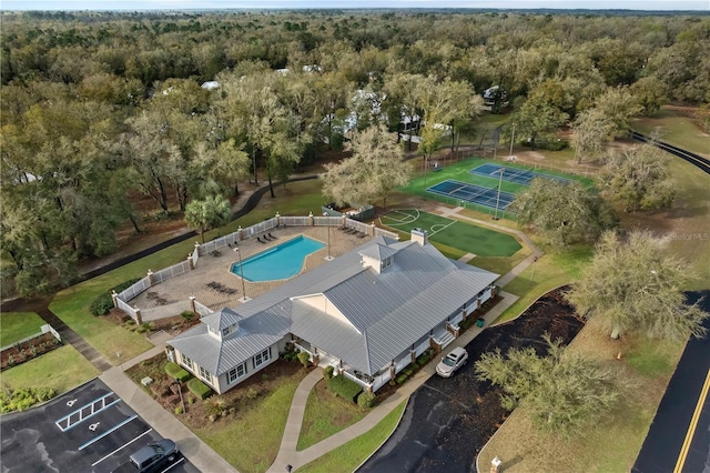 birds eye view of property featuring a wooded view