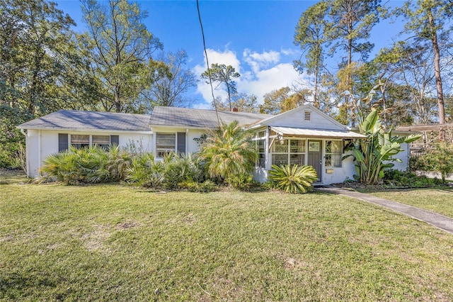 view of front of home featuring a front yard