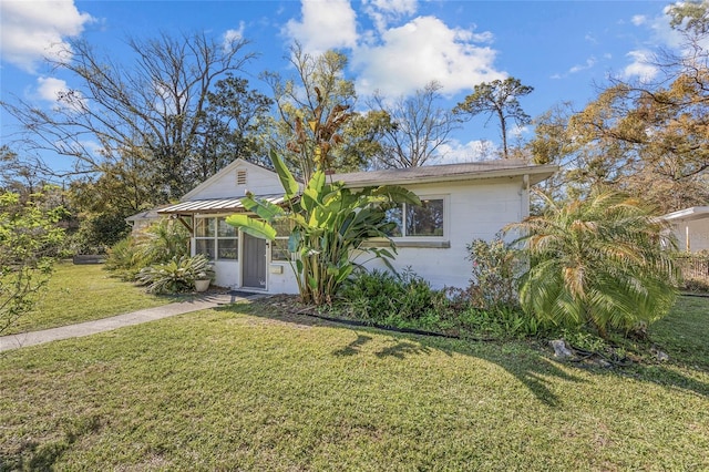 view of front of property with a front yard