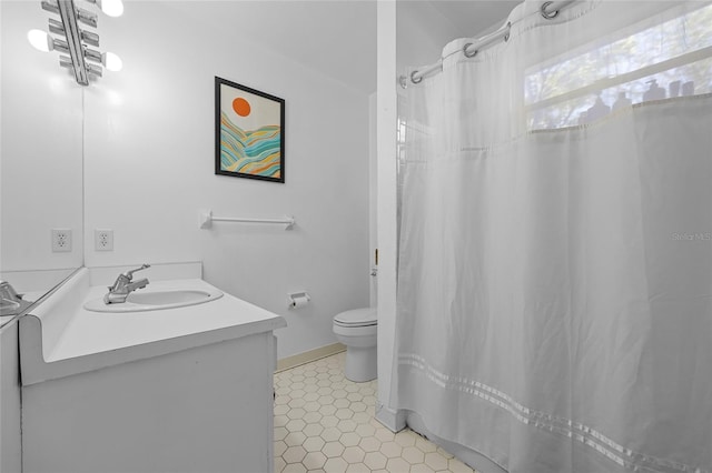 full bath featuring tile patterned floors, toilet, a shower with shower curtain, and vanity