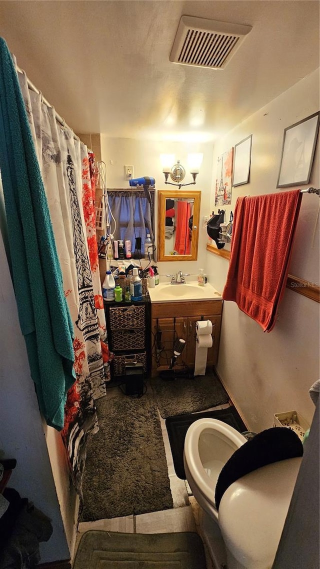 full bathroom featuring visible vents, toilet, vanity, and a shower with curtain