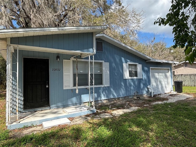 view of front facade with a front lawn and fence