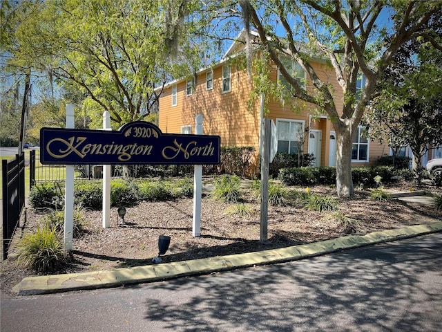 view of community / neighborhood sign