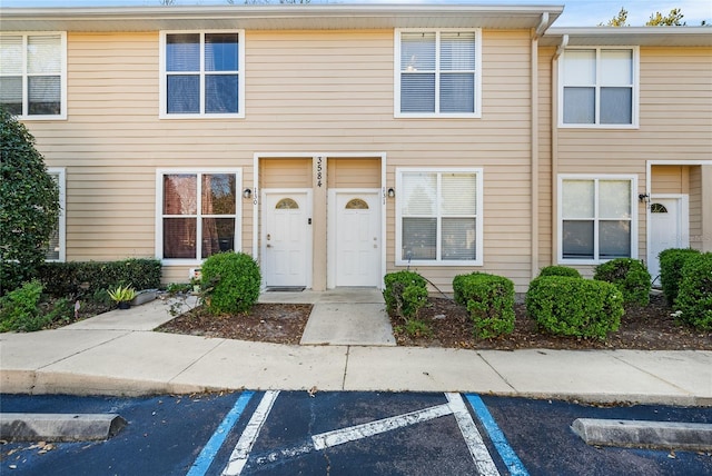 townhome / multi-family property featuring uncovered parking