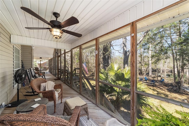 sunroom / solarium featuring a ceiling fan