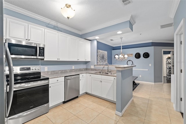 kitchen with visible vents, a sink, white cabinetry, stainless steel appliances, and a peninsula