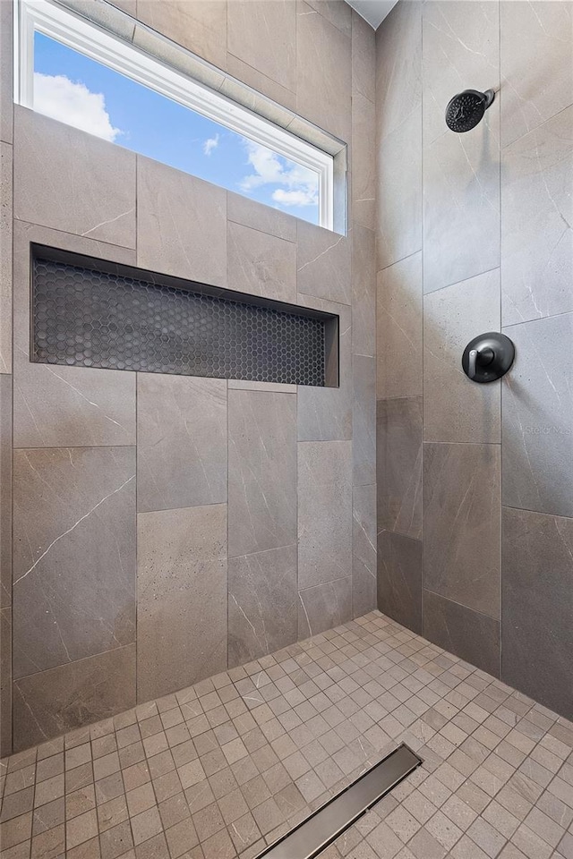 bathroom featuring a tile shower