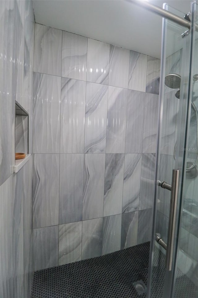 full bathroom featuring a shower stall