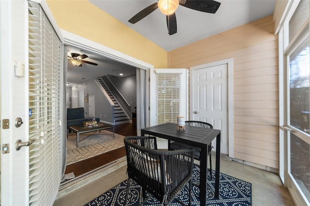 sunroom with ceiling fan